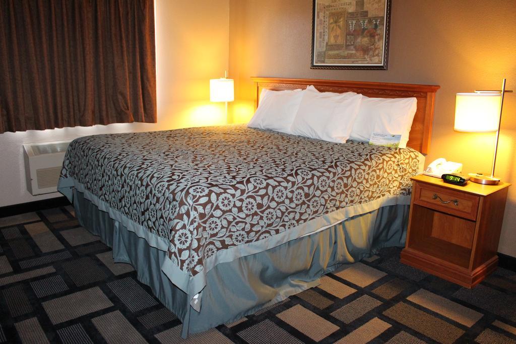 Days Inn By Wyndham Watertown Habitación foto