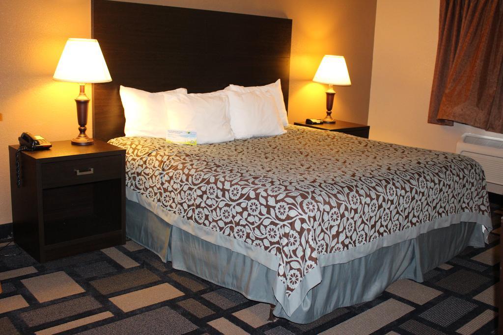 Days Inn By Wyndham Watertown Habitación foto