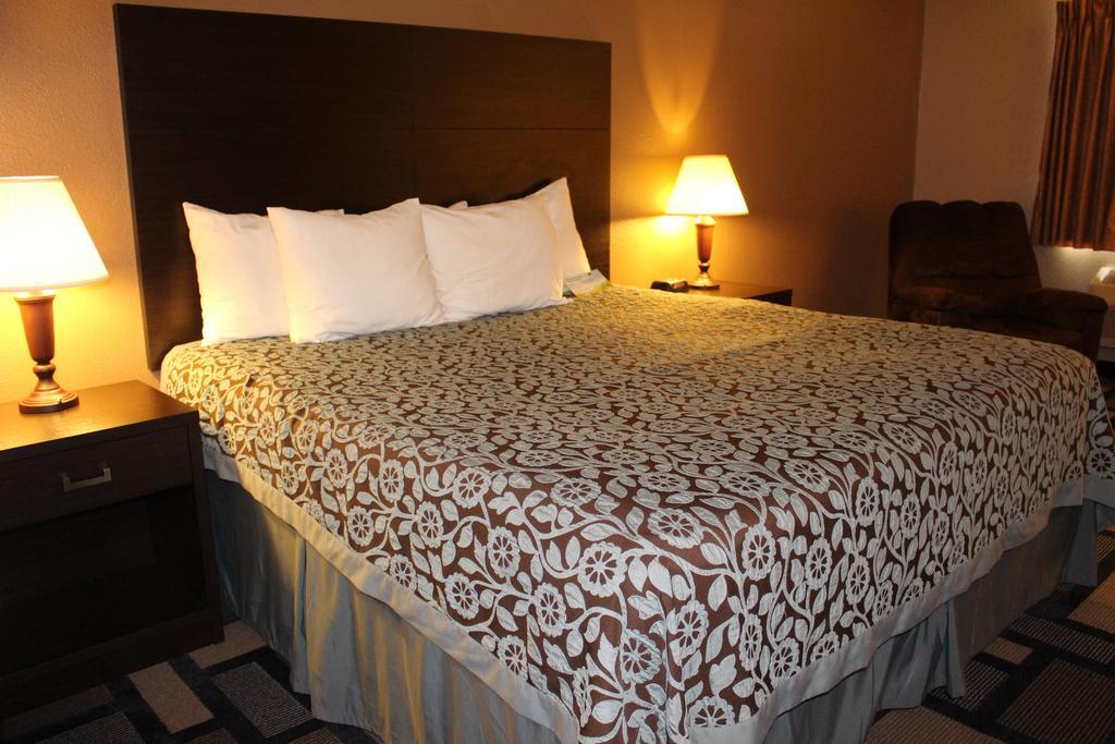 Days Inn By Wyndham Watertown Habitación foto